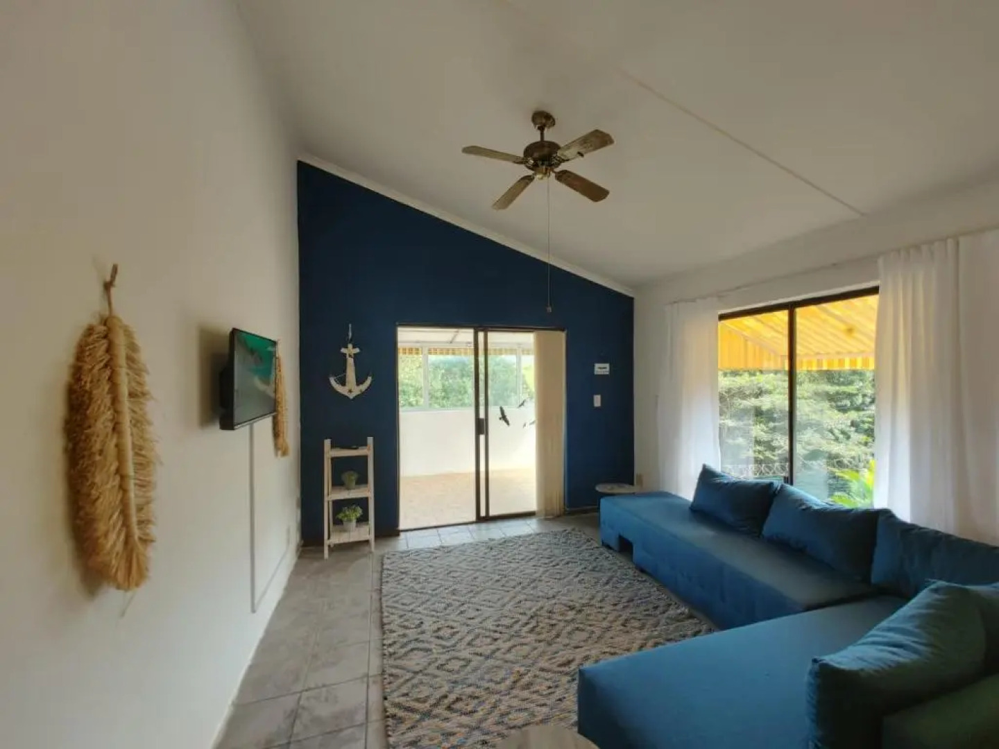 Cheerful 2 bedroom cottage with a communal pool