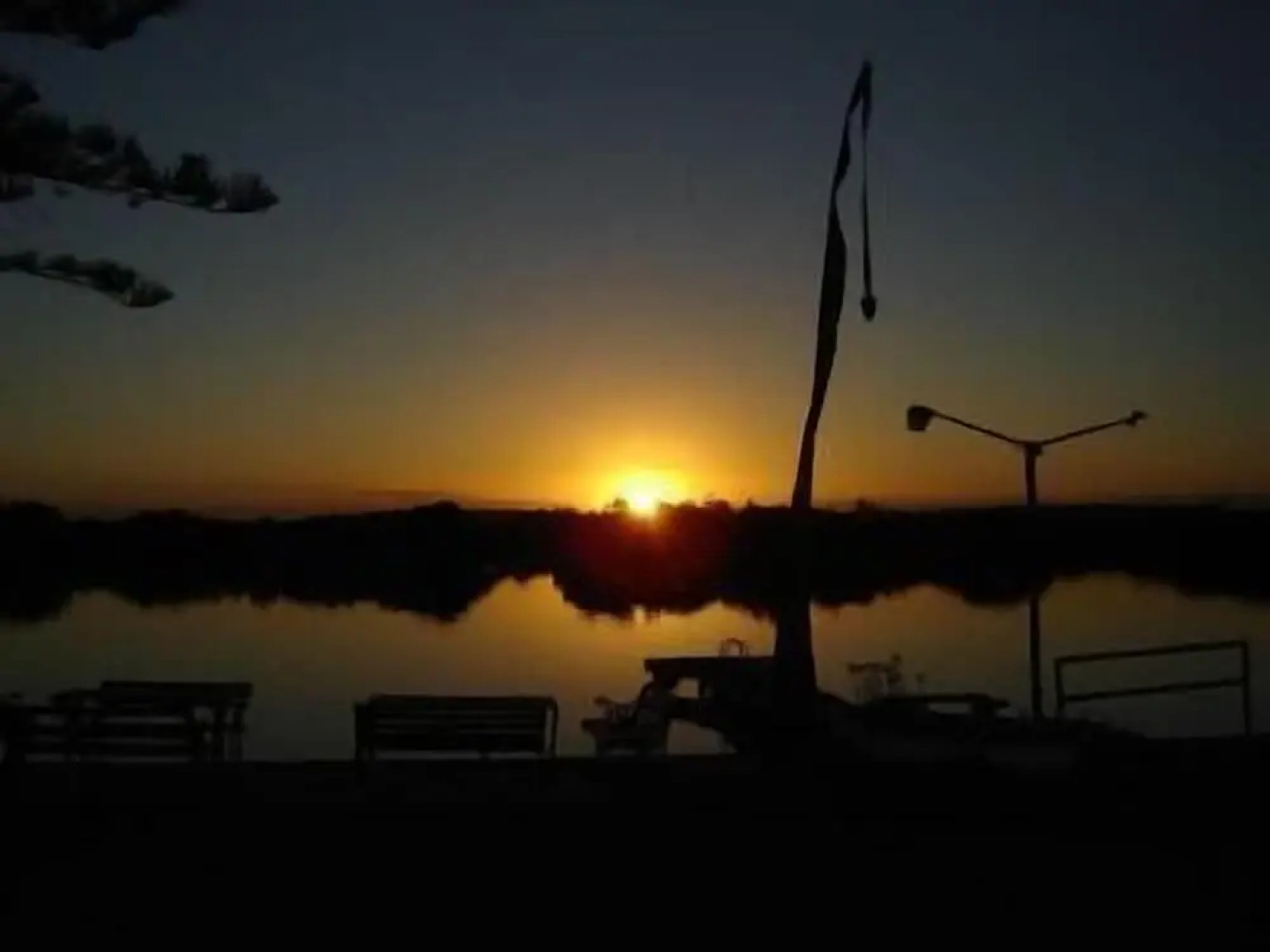 Black Swan Waterfront Motel