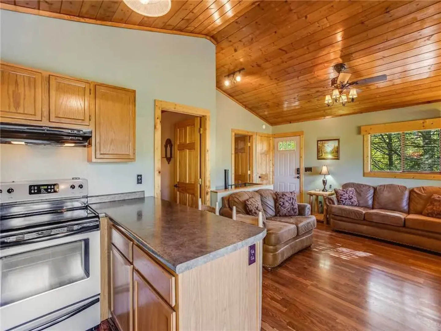 Naughty by Nature 1 Bedroom Home with Hot Tub