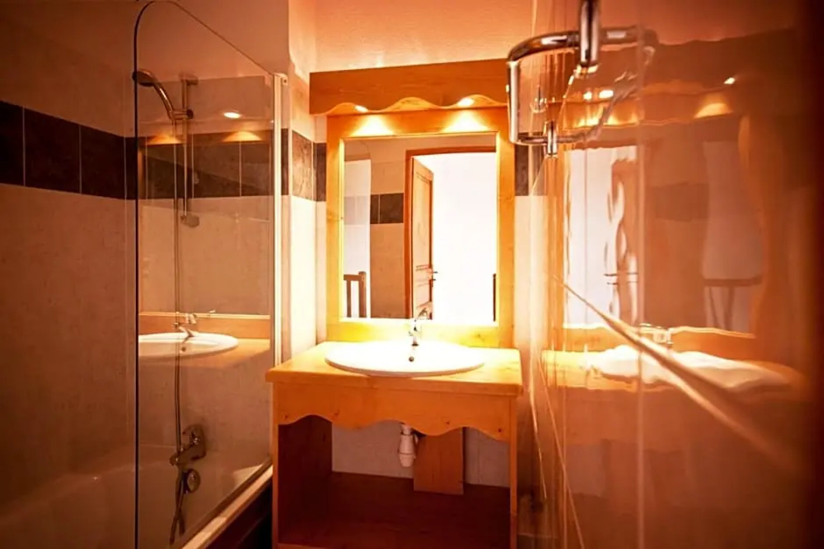 Skissim Select - Chalets Le Grand Panorama II 3* by Travelski