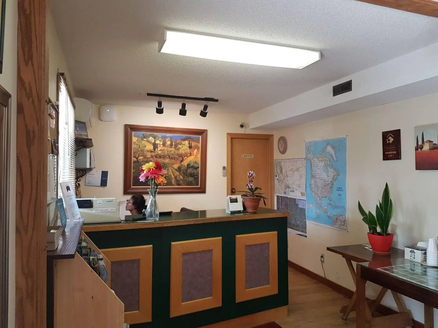 Econo Lodge Inn & Suites