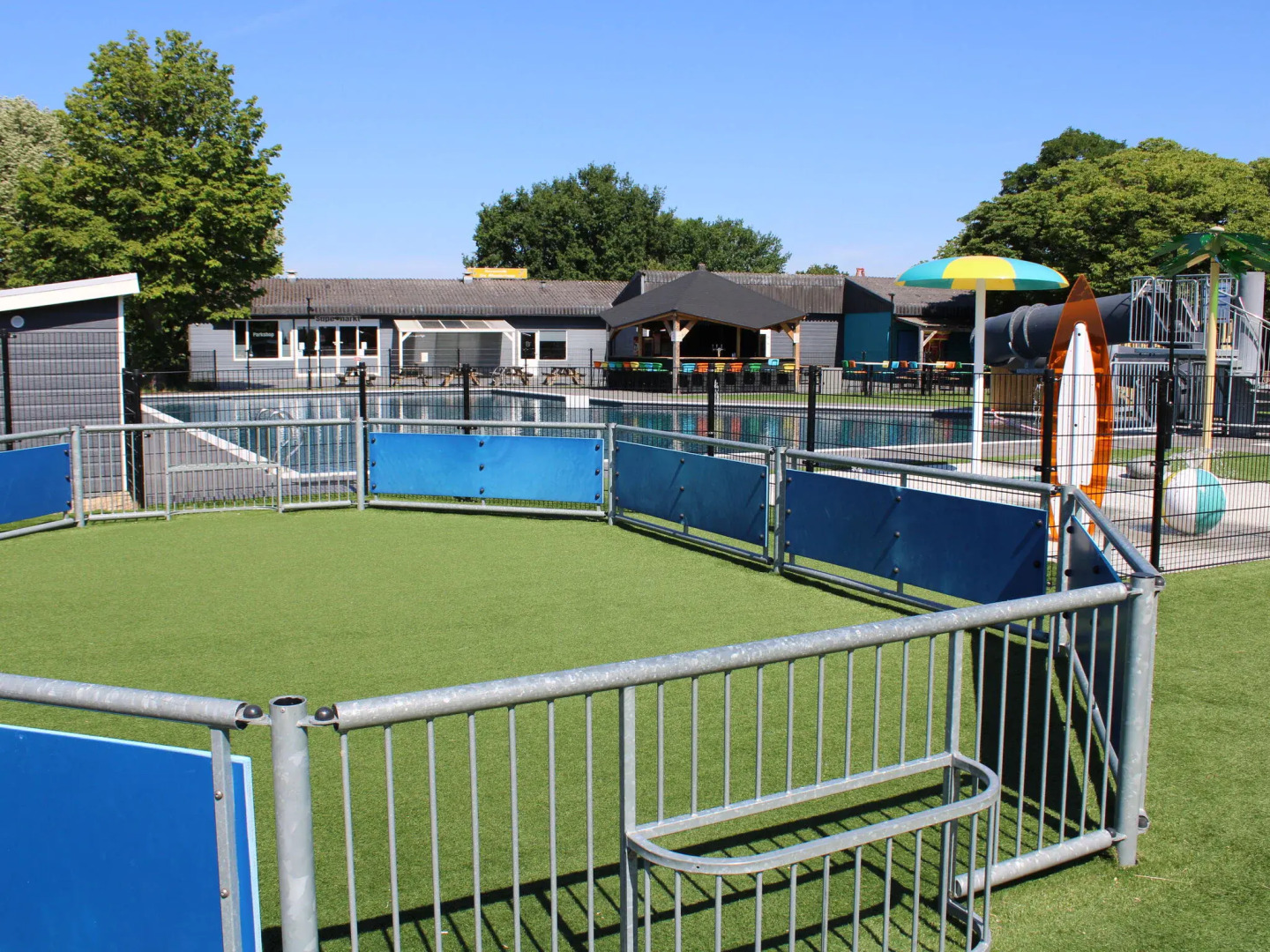 Wellness chalet with a sauna, in a holiday park directly on a recreational lake