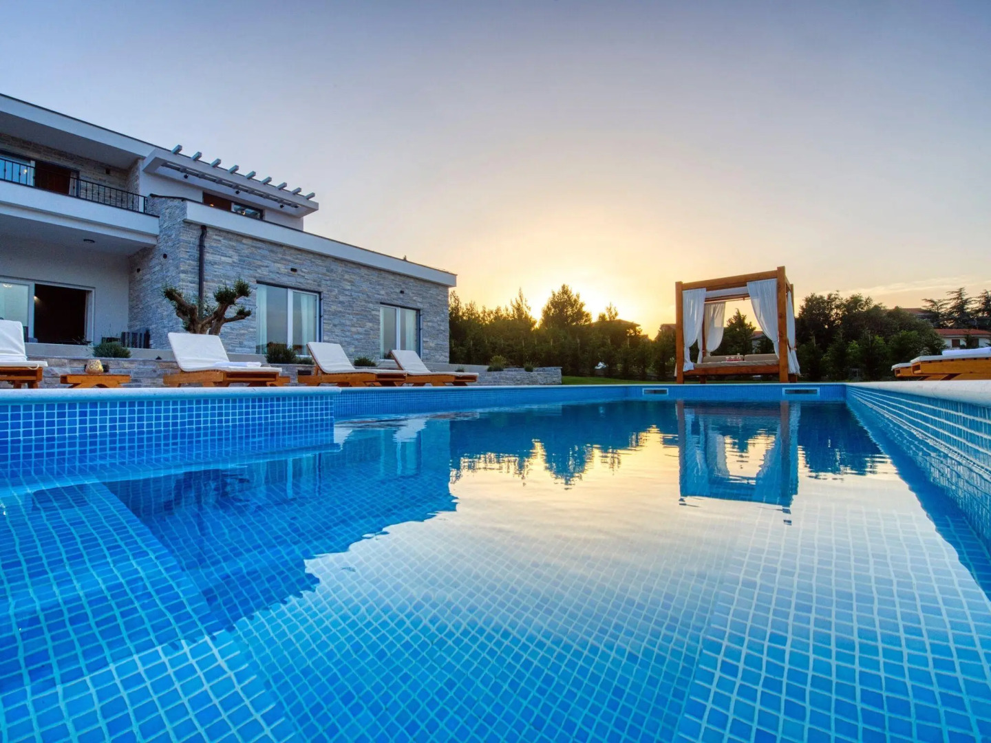 Villa With Private Pool and Garden
