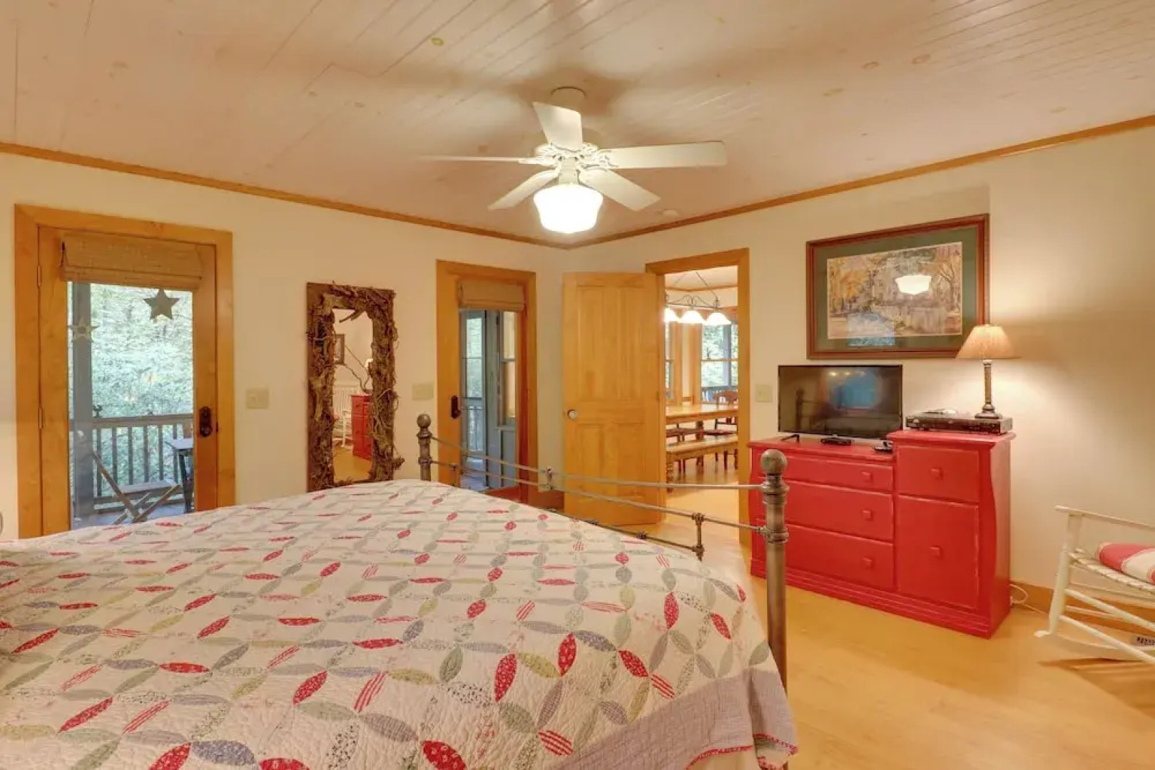 Creekside Family Retreat by Waterfalls & Hiking!