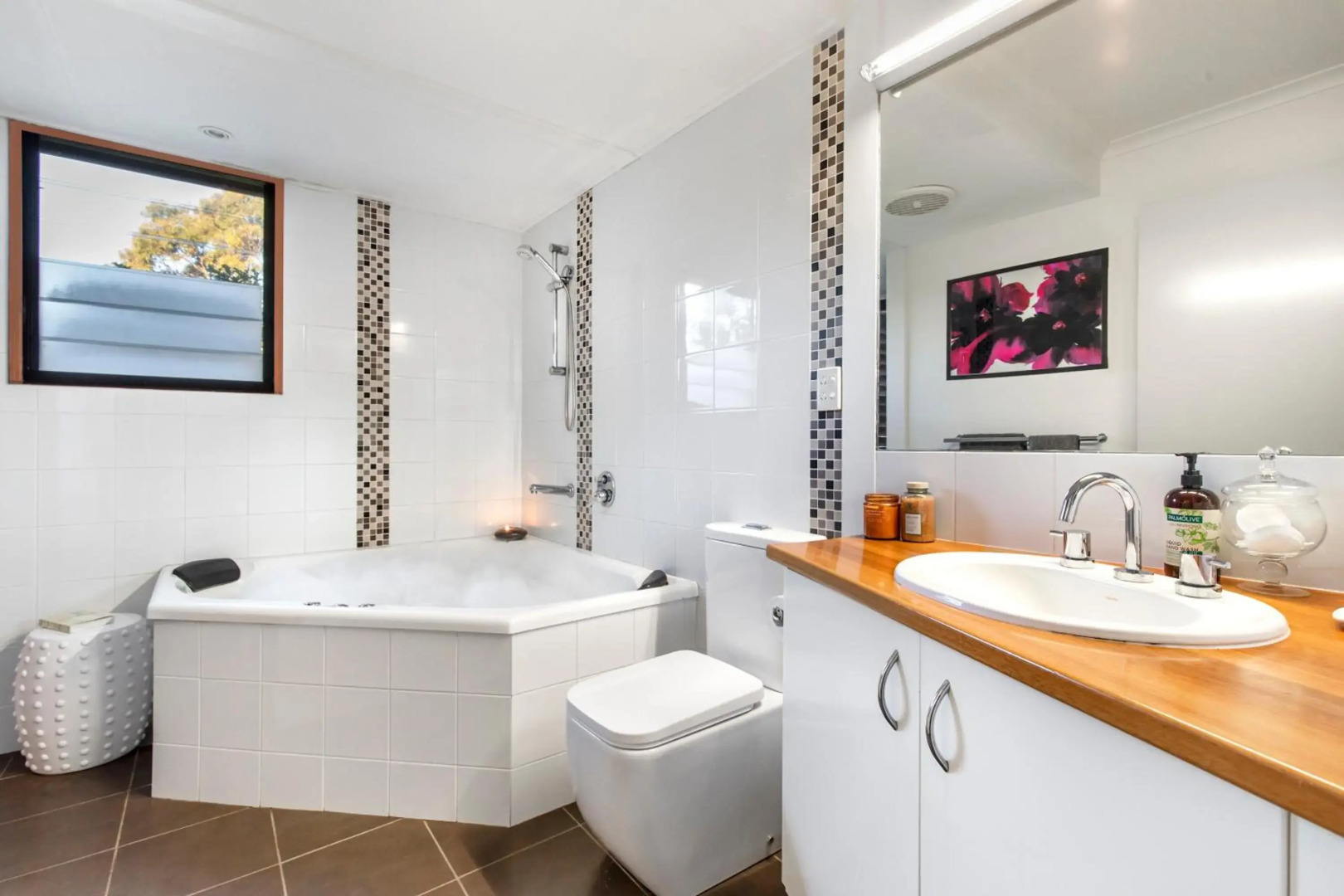 Cool Noosa Home. Central location. A/C. Gym. WIFI. Netflix