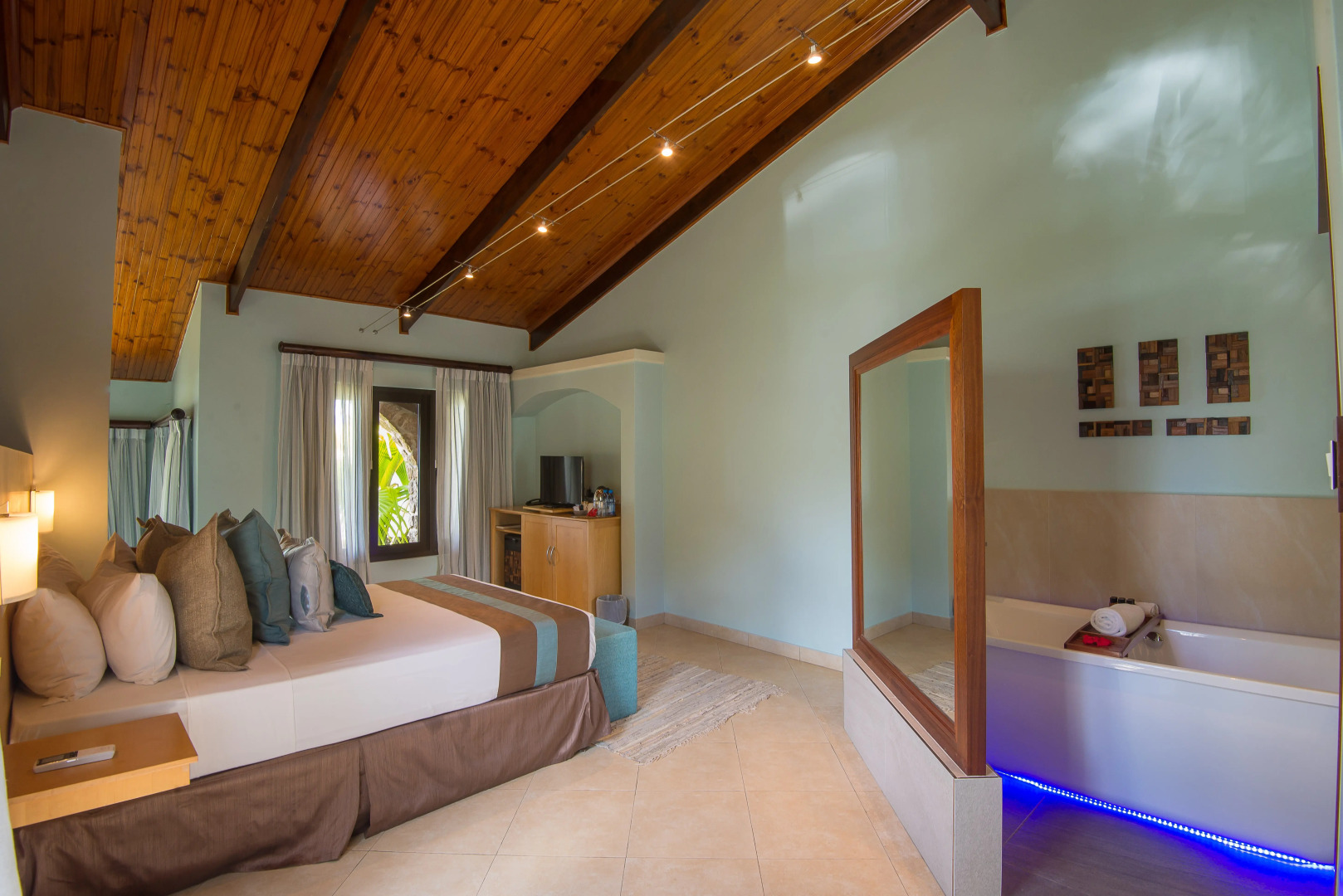 Coco de Mer Hotel and Black Parrot Suites