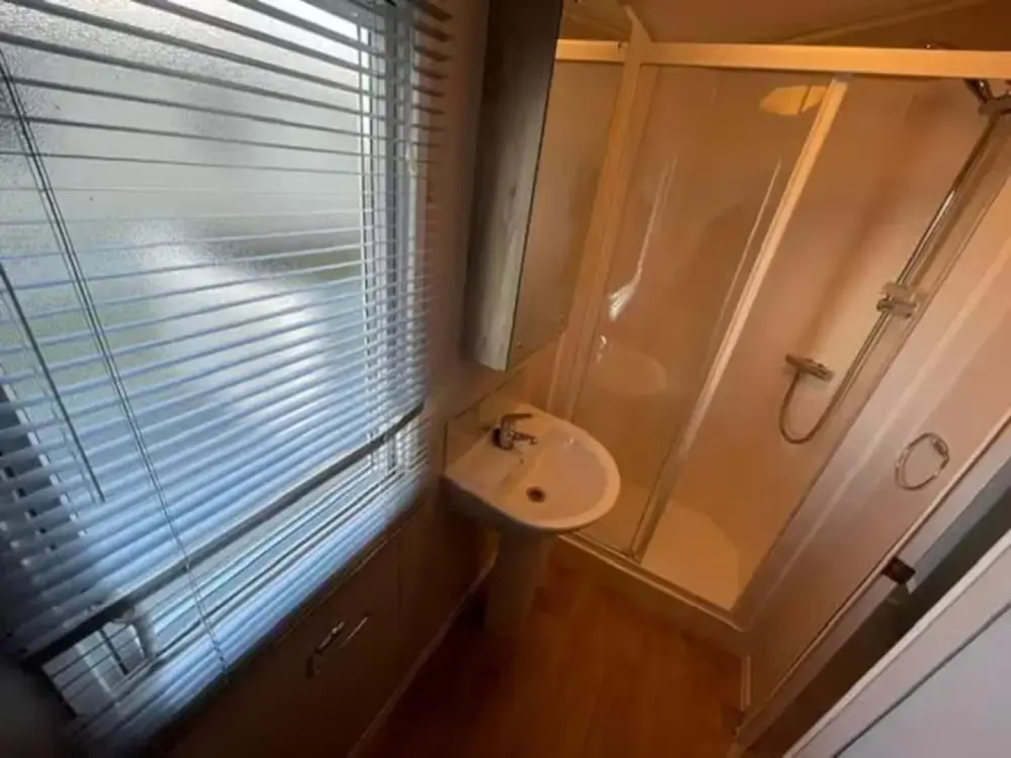 Caravan-sleep8-hottub-freep-balcony-familyfriendly