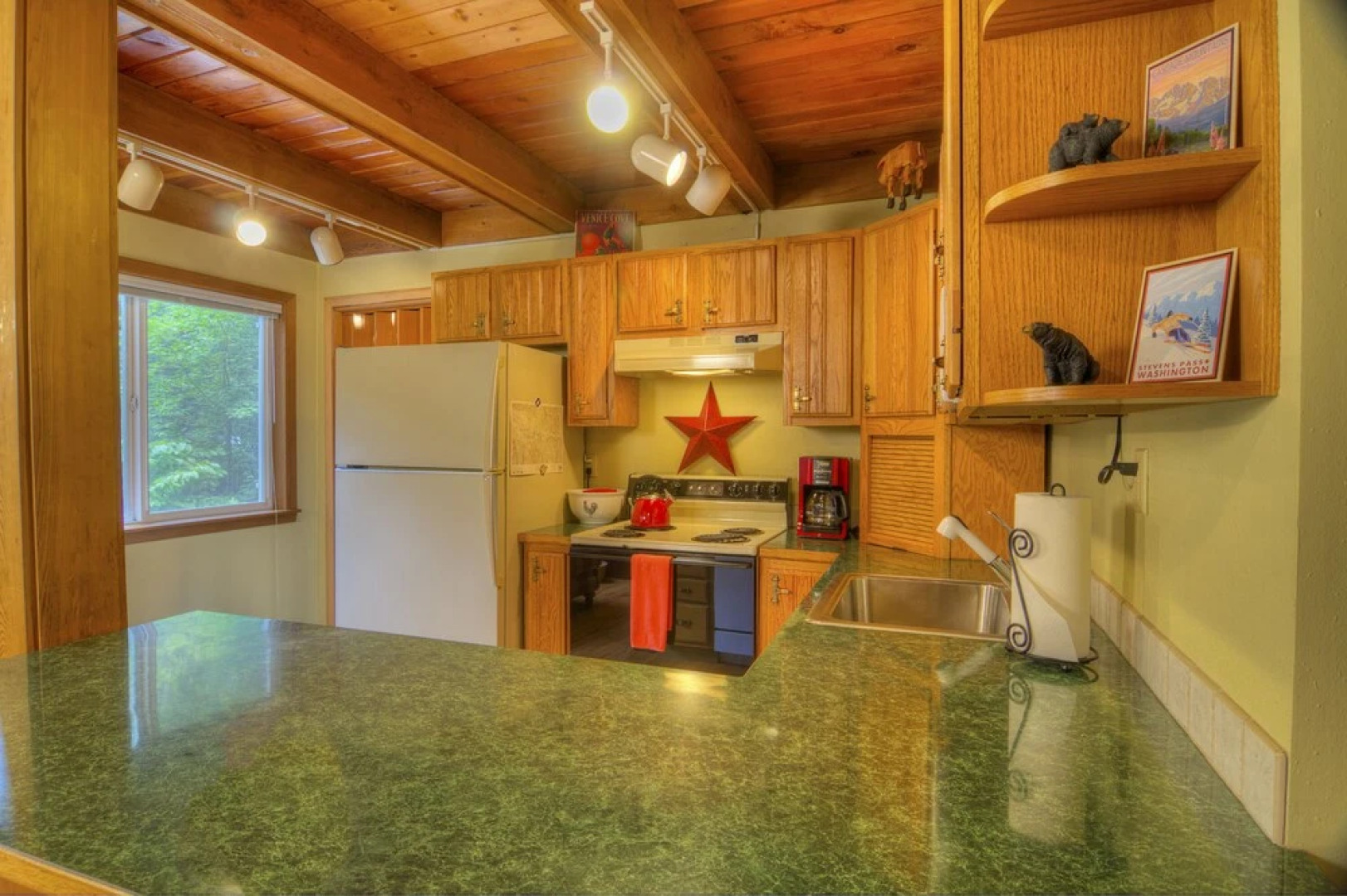 Apres Chalet - Two Bedroom Cabin with Hot Tub