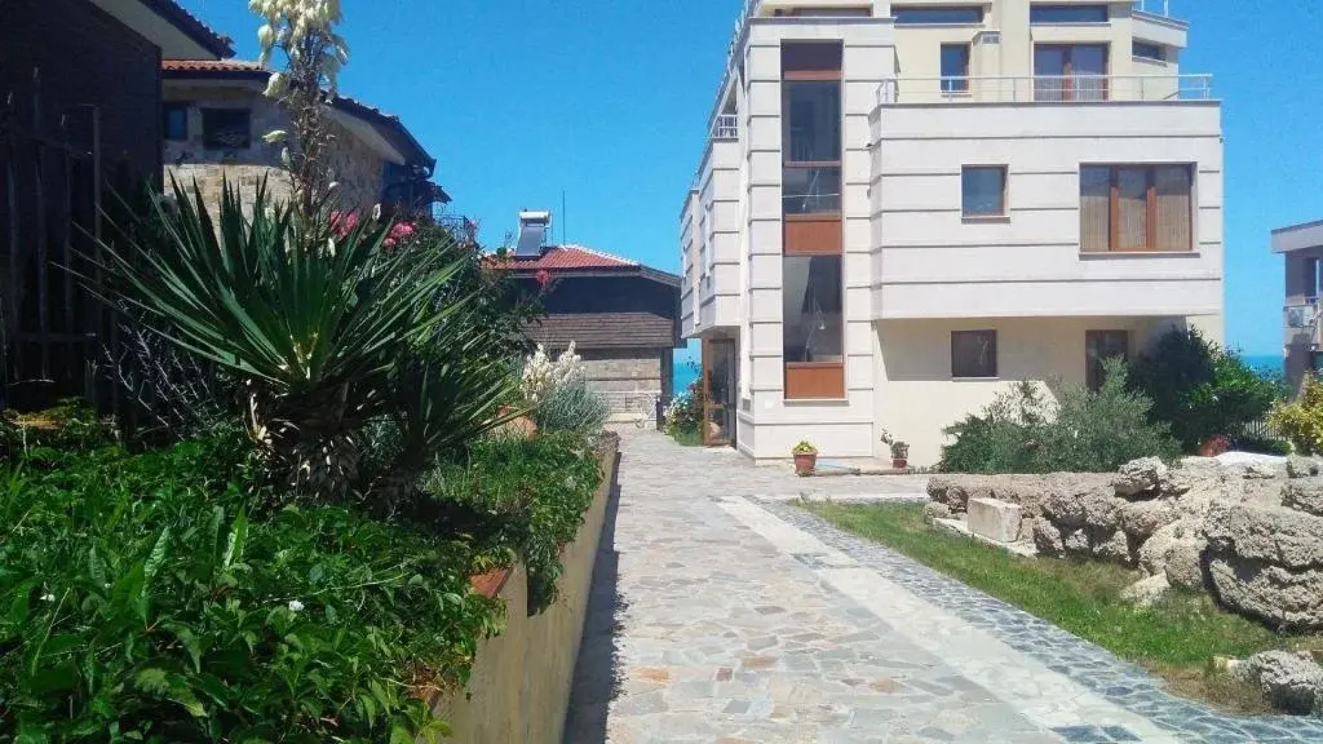 Akshaena Aparthotel