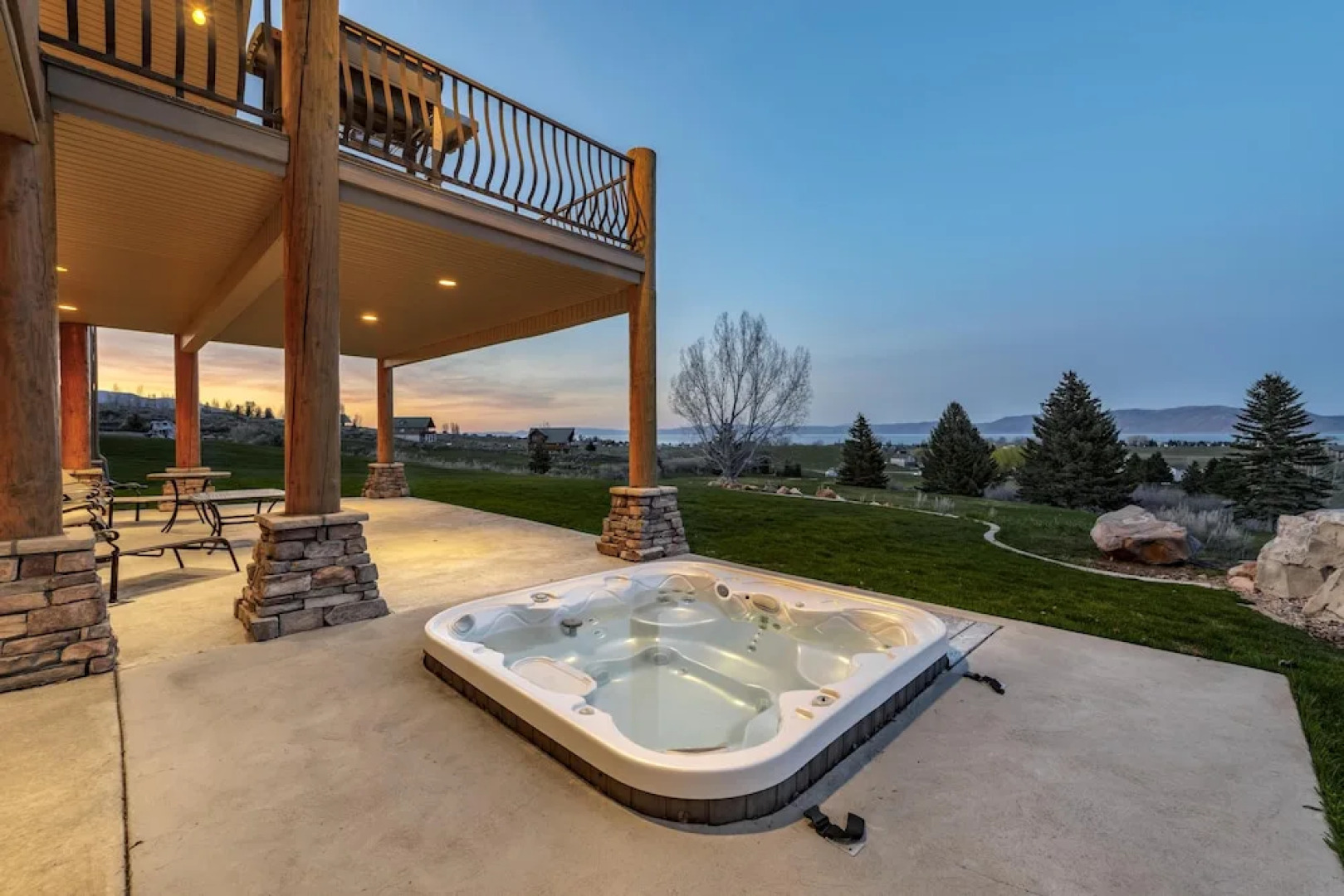 Golf Course Home, Sleeps 30, Private Hot Tub, Access to Ideal Beach, Amazing Views and Space!