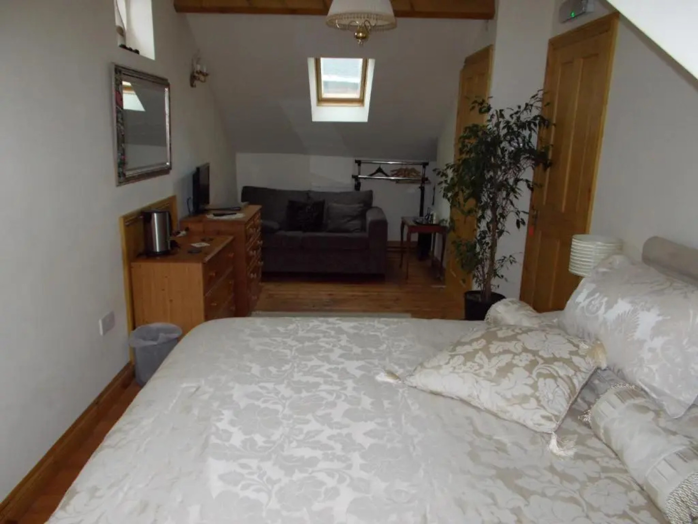 Thompsons Arms Holiday Lets + B & B