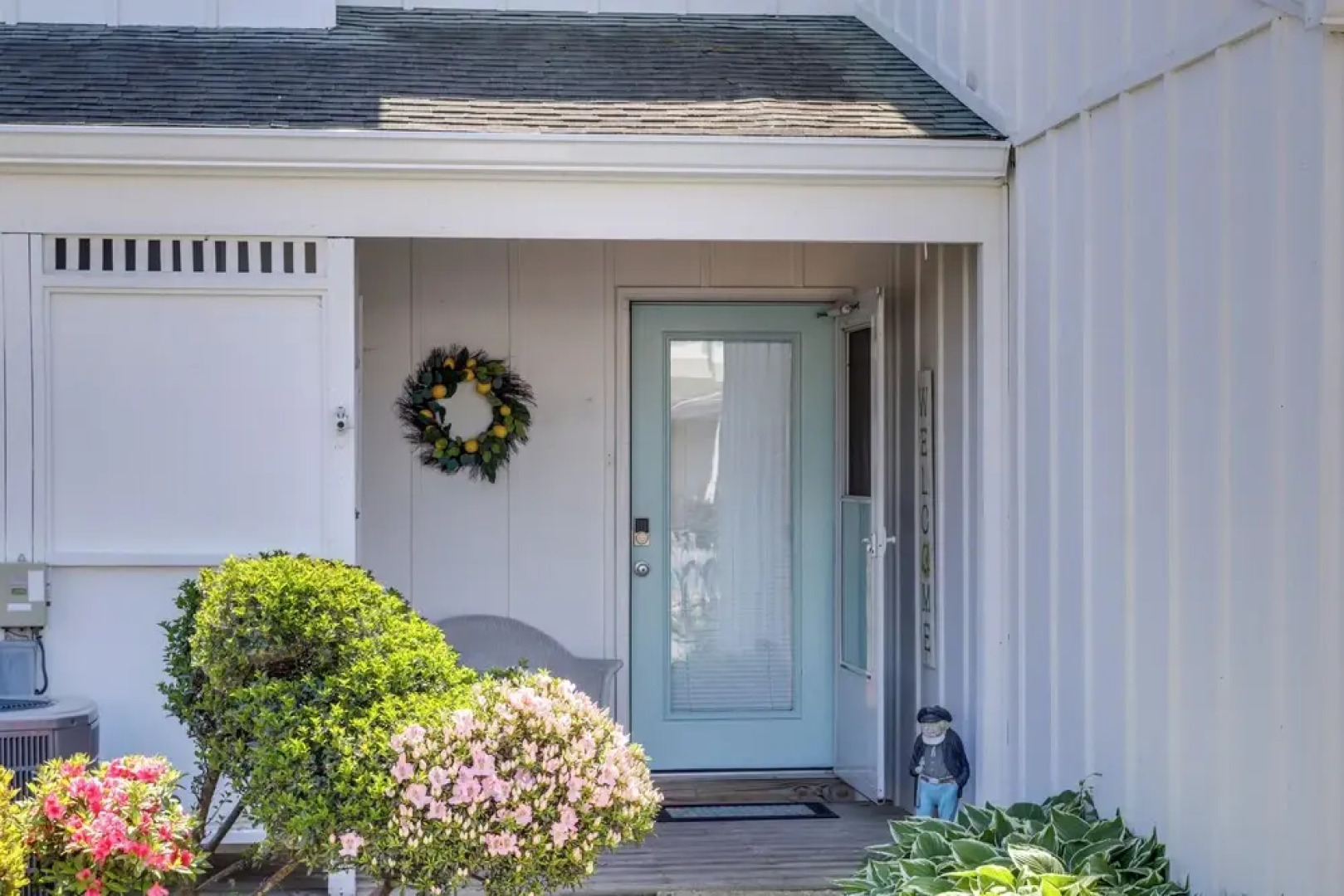 Porch & Water Views: Getaway in Mallard Lakes