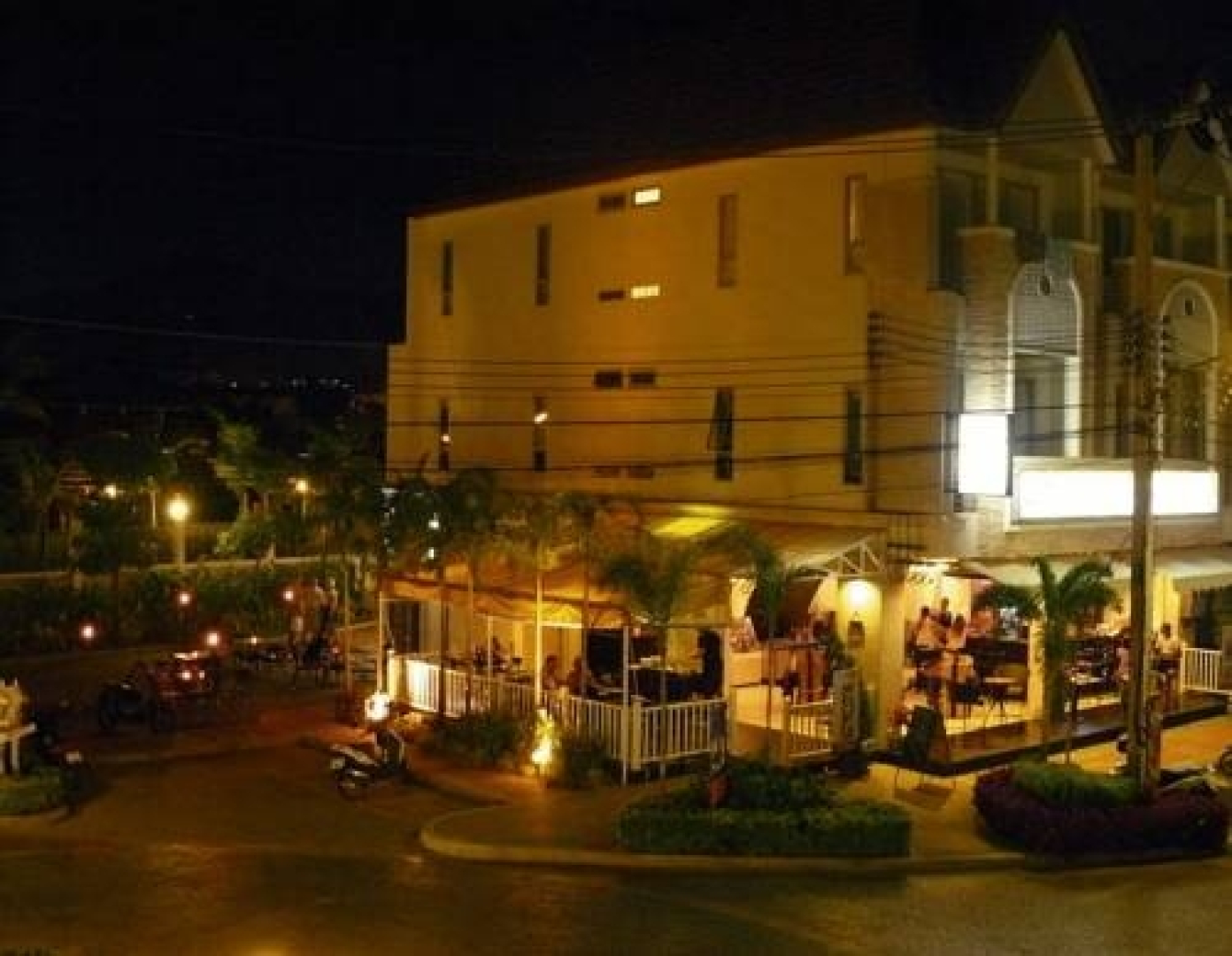 Kata Beach Center Hotel