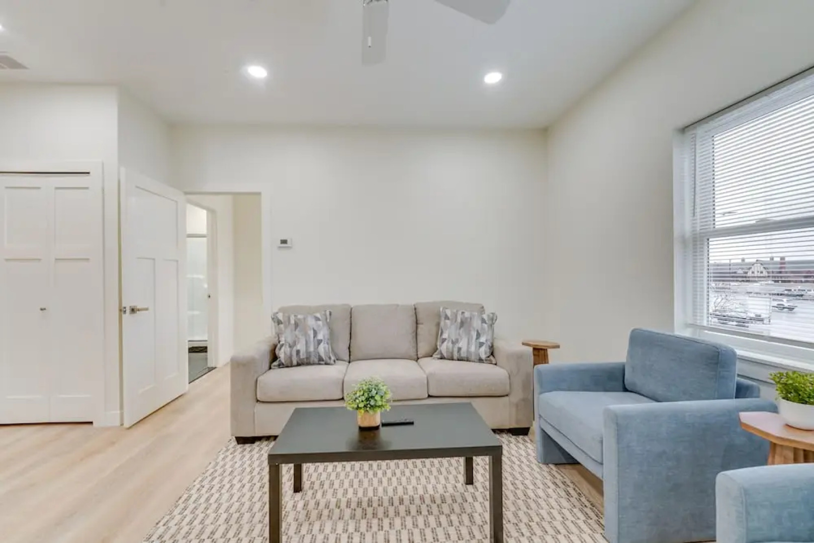 St Clair Apartment - Walk to River & Boardwalk!