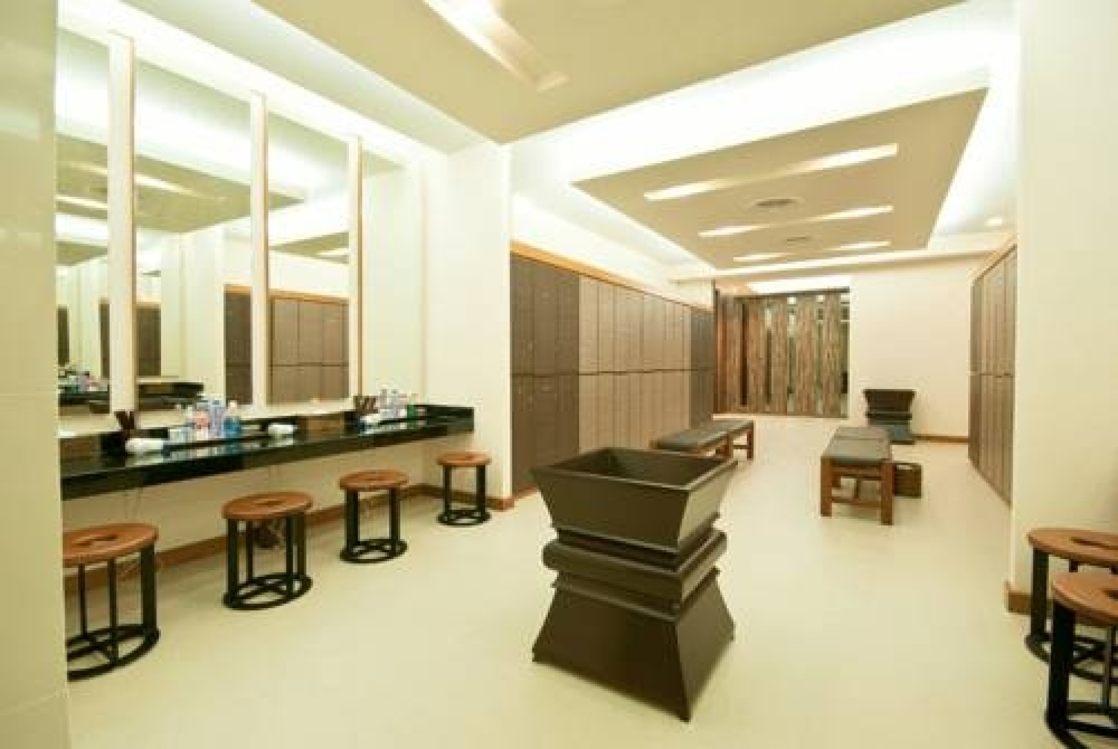 Lakeside Chalet by Mida