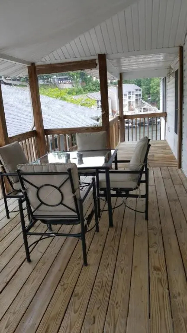 Lake Vacation Home 4 bedrooms 3 baths boat dock slip on the Lake