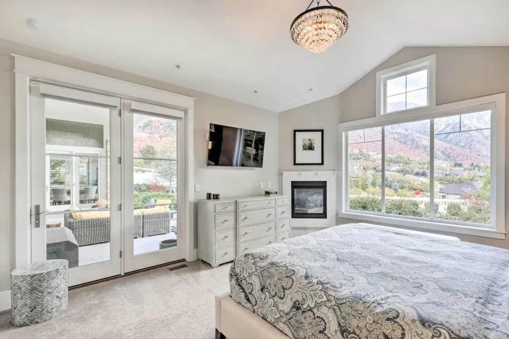 Luxe Sandy Home w/ Hot Tub: 9 Mi to Skiing!