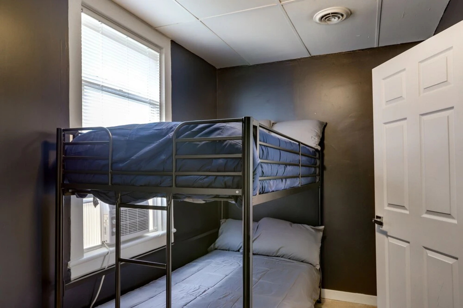 Cozy Downtown Sandusky Gem - 1 Mi to Lake Erie!