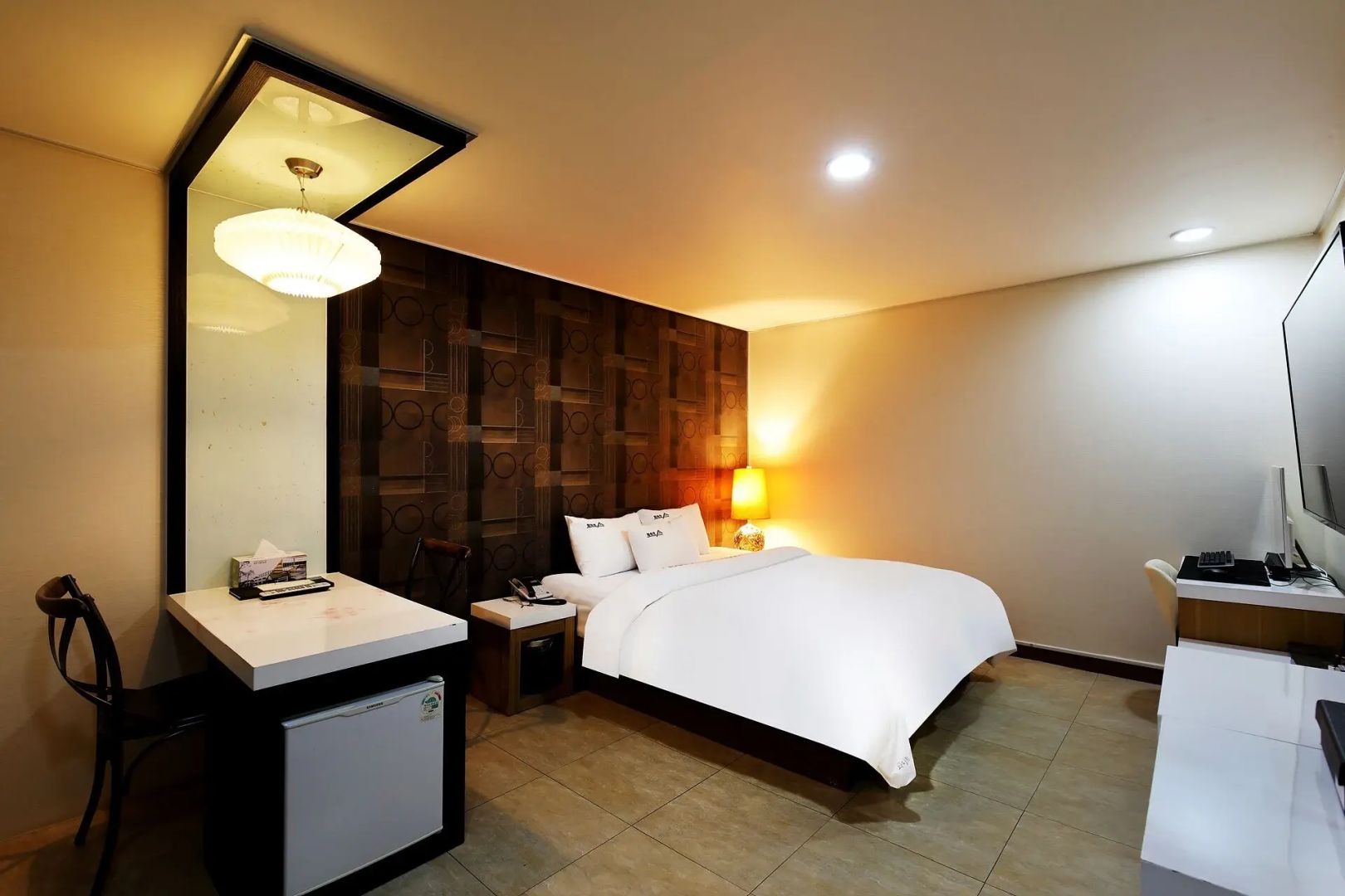 White Tourist Hotel