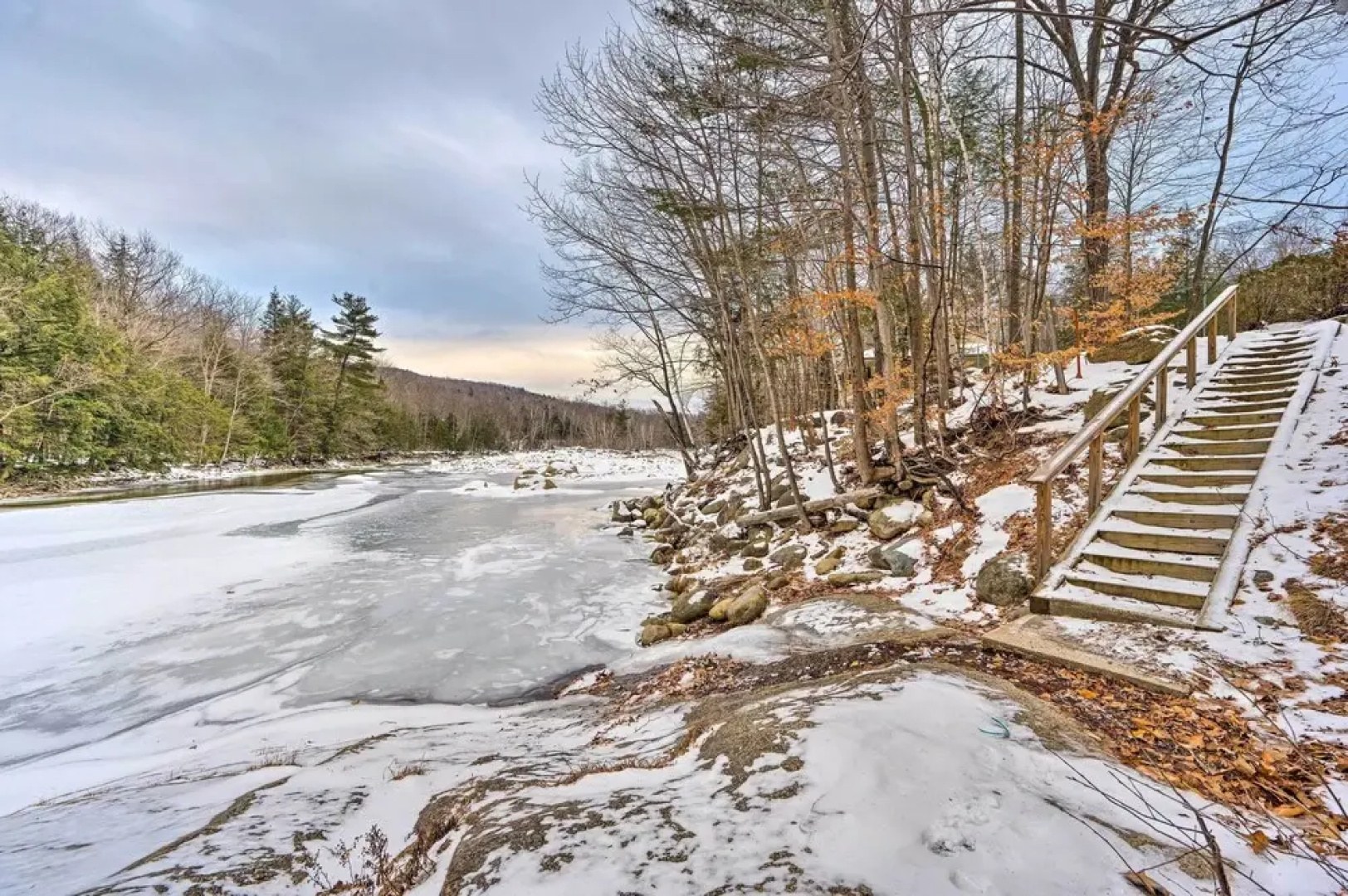 Riverfront Lincoln Condo: 1 Mi to Loon Mountain!