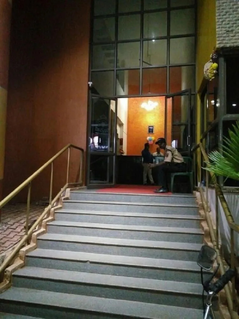 IROOMZ Hotel Trupti International