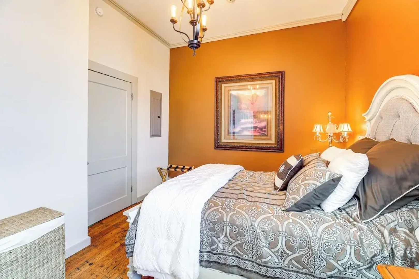 Walkable Wytheville Loft on Main Street!