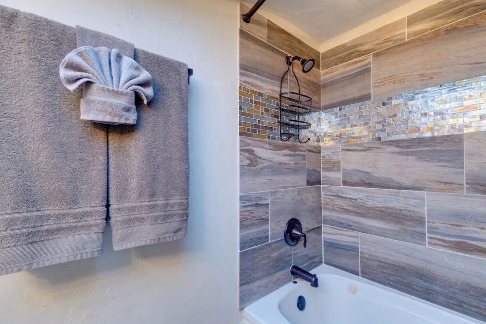 Rustic Log Cabin w/ Studio ~ 5 Mi to Pikes Peak!