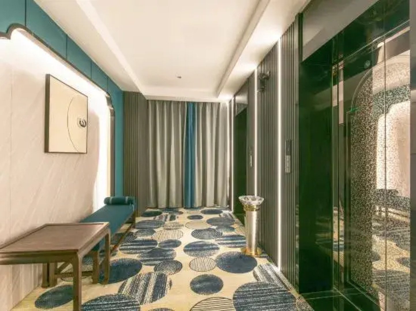 Sunshine Holiday Hotel