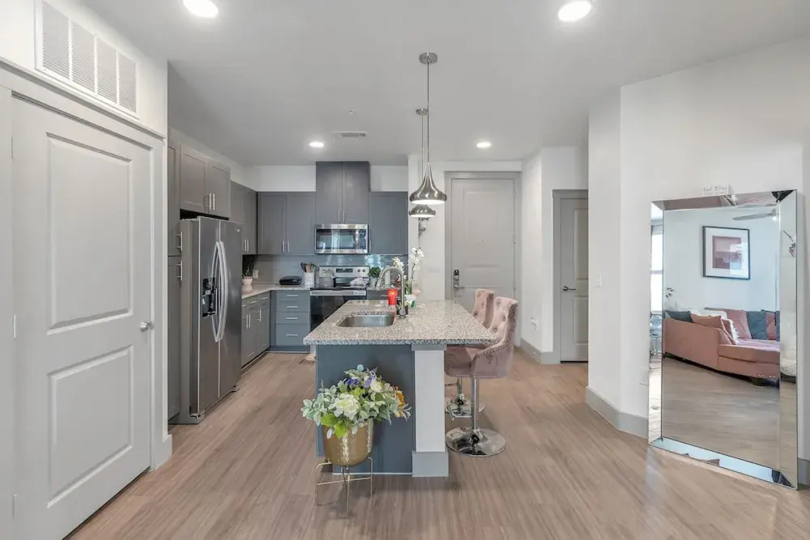 Location! Location! Cozy & Luxe 1 Bedroom Apts by Redawning