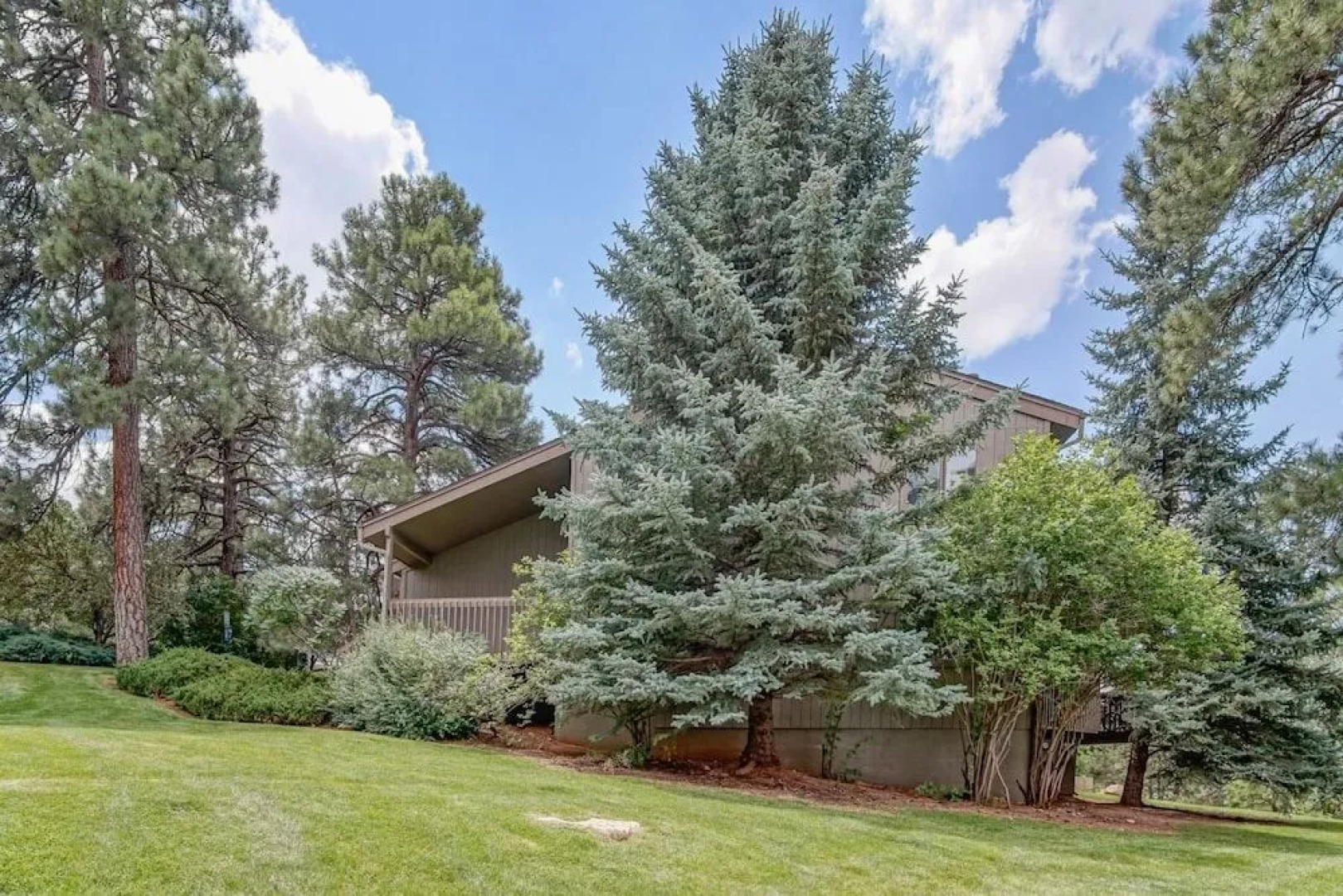 Trendy Country Club Condo