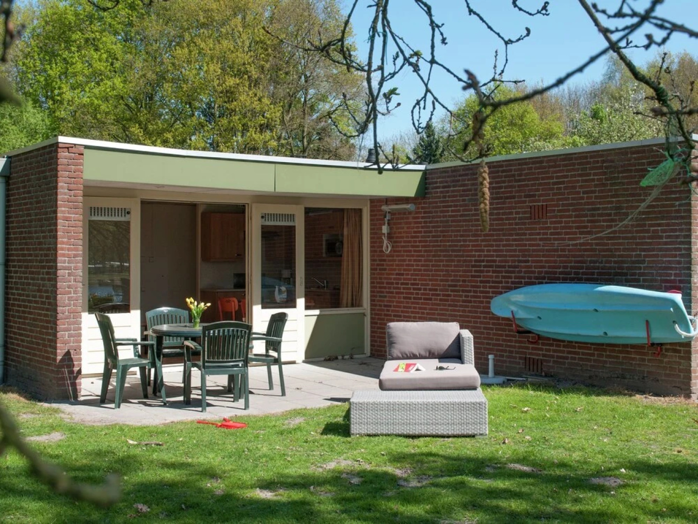 Cosy Bungalow with Microwave, in the Middle of de Maasduinen