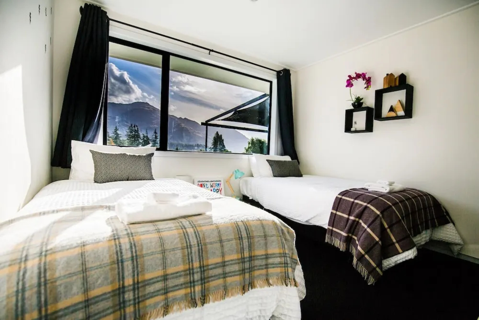 Wanaka Lakefront Gem