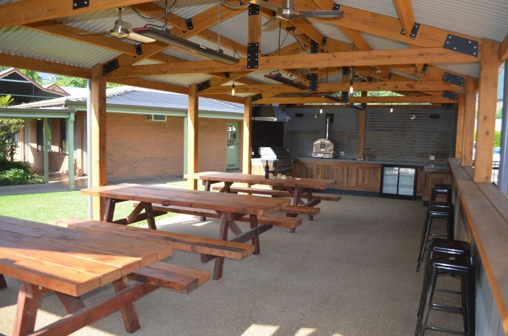 Bright Colonial Motel