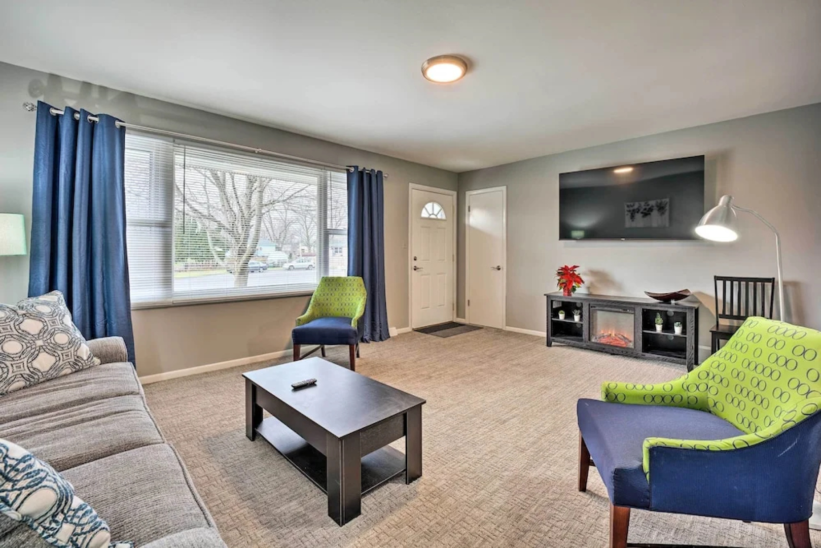 Homey Duplex - 10 Mi to Downtown Grand Rapids!