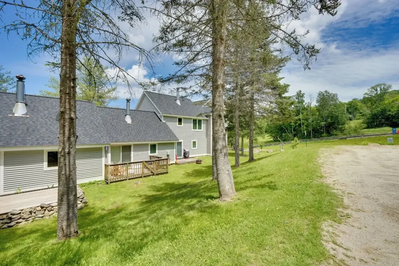 Ski-in/ski-out Magic Mountain Condo w/ Deck!