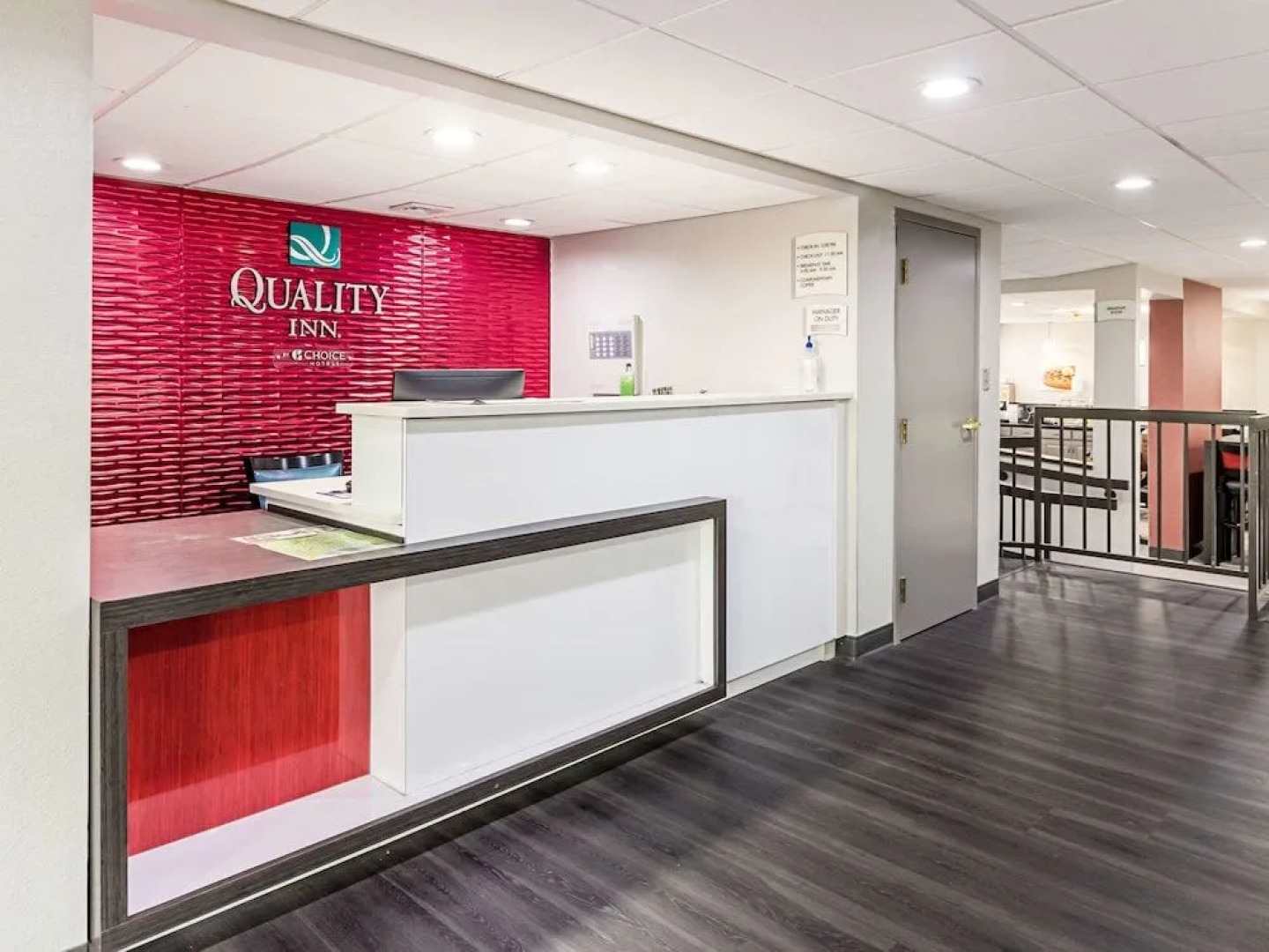 Farragut Inn & Suites