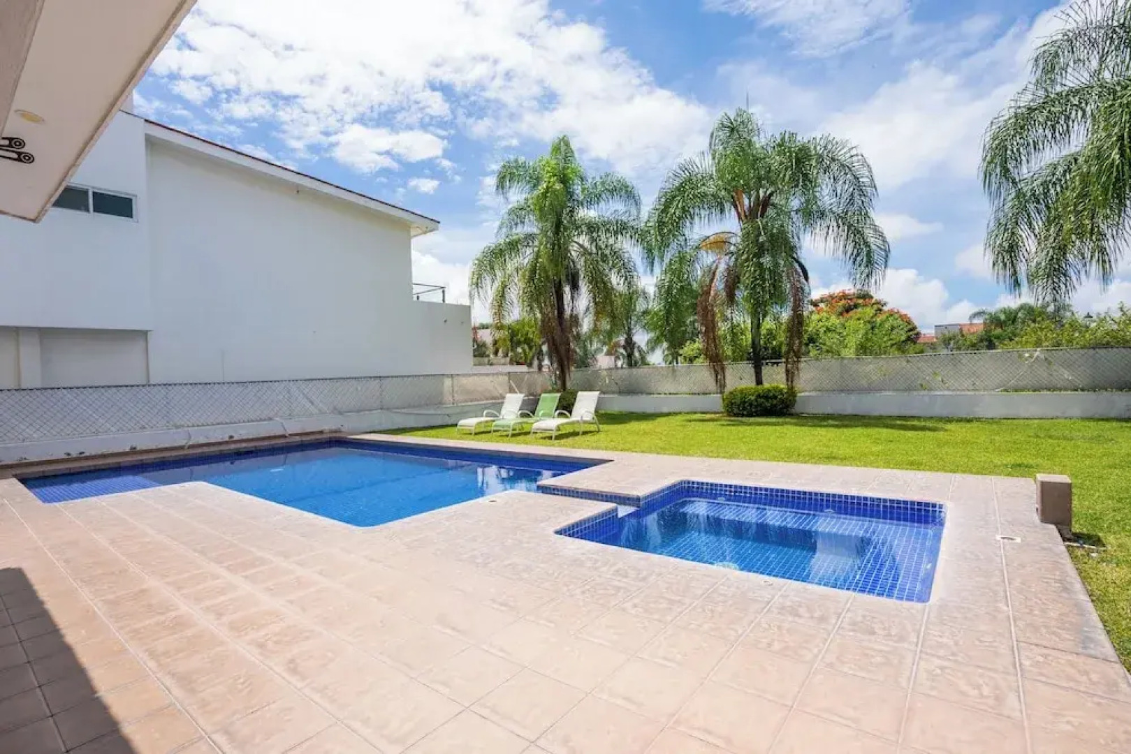 Spacious 5 Bedroom Oasis with Pool & BBQ