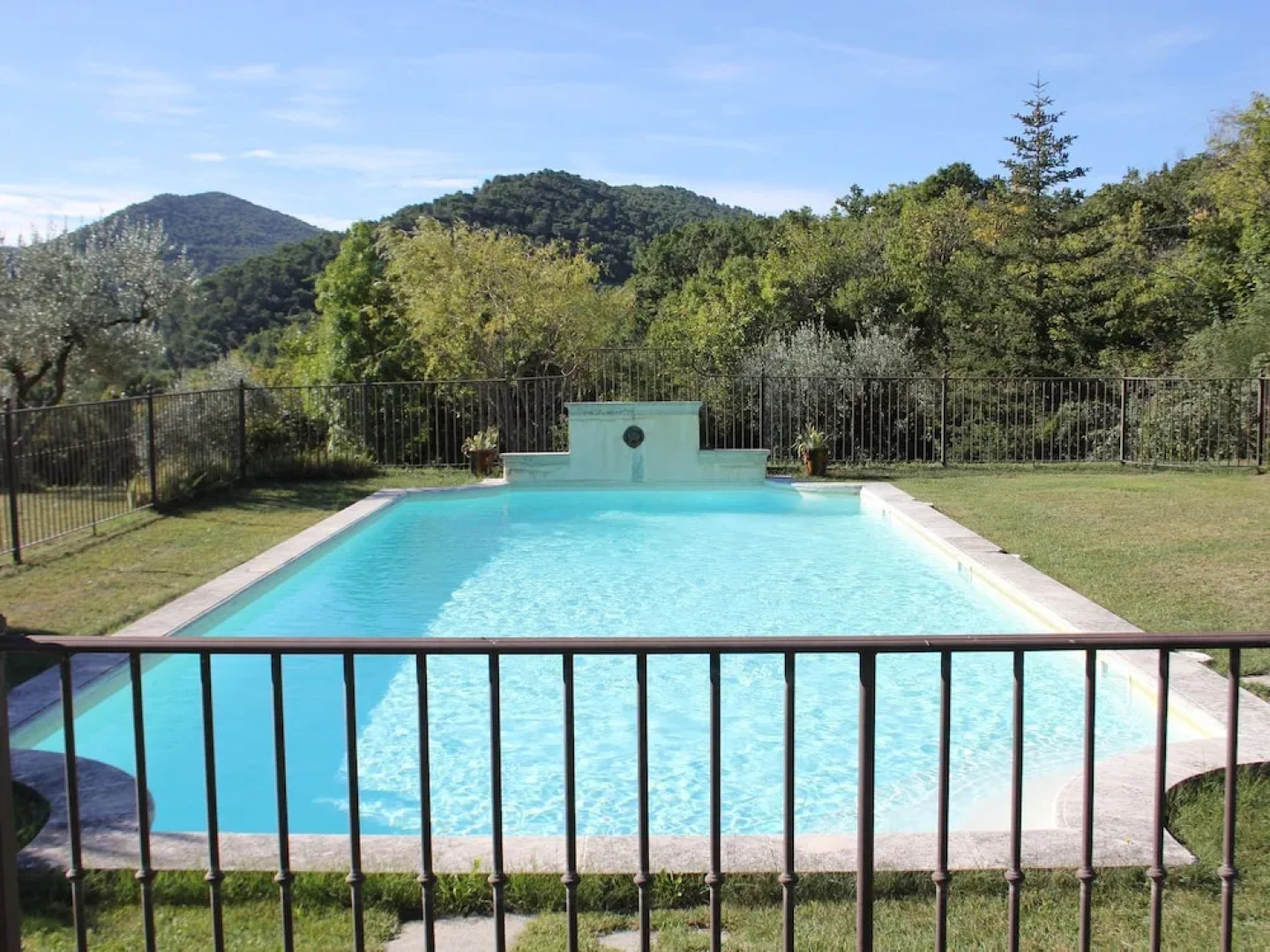 Beautiful Mansion With Views of Mont Ventoux and With Fenced Private Pool