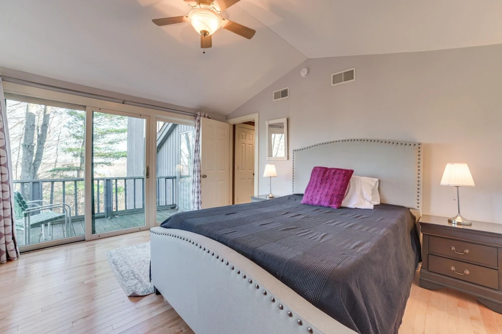 Soaking Tub & Fire Pit! Home Near Dtwn Suttons Bay