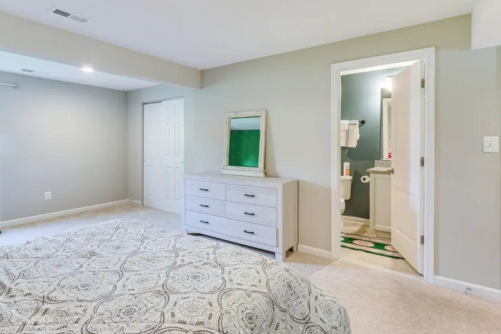 2 Mi to Hollywood Casino: Charles Town Townhome!