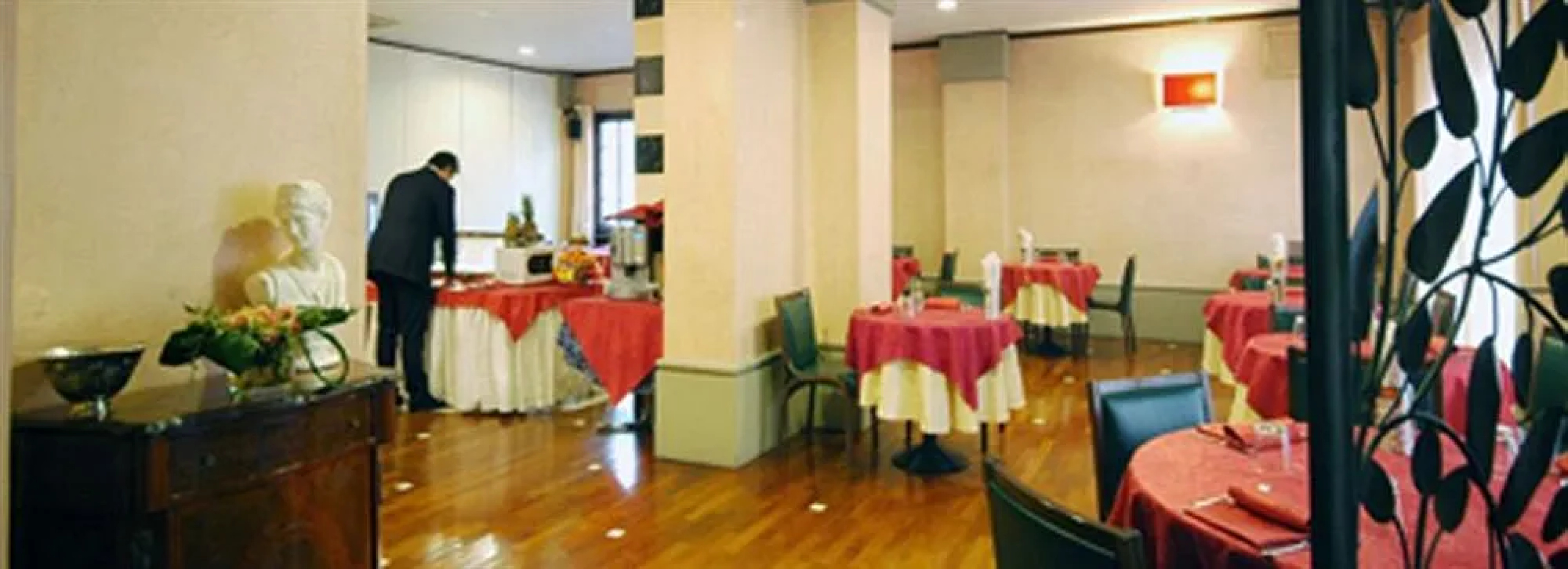 Hotel 77