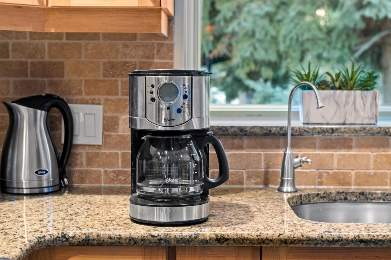 SPACIOUS 3,000 sq2 Luxury Home | PRIVATE Pool & Hot Tub | STEPS to Kinsmen Beach