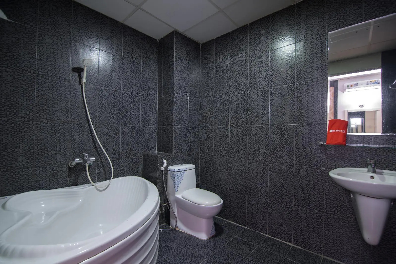 RedDoorz Near Tan Dinh Market 3