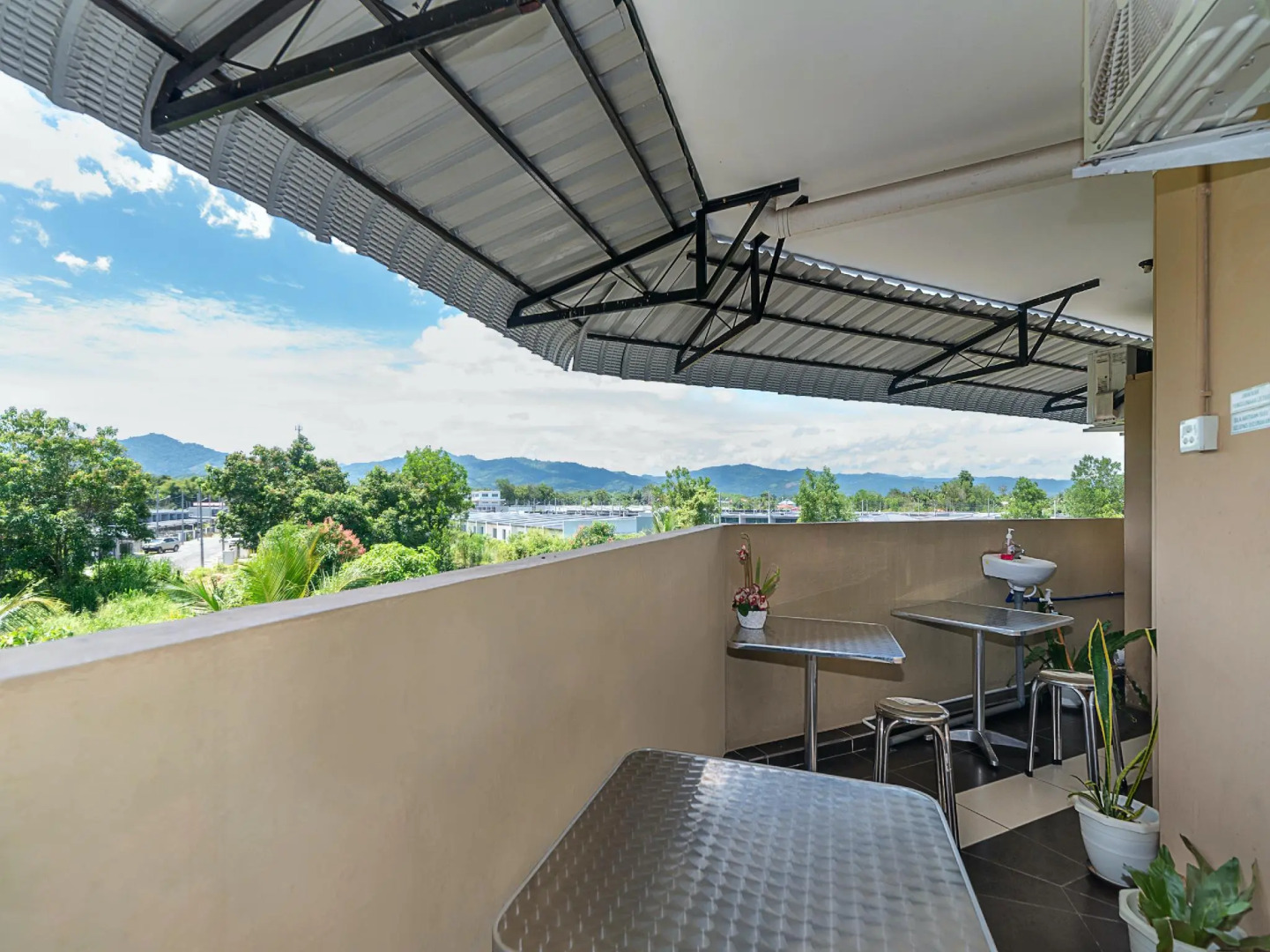 SPOT ON 90042 One Plaza Eco Hotel