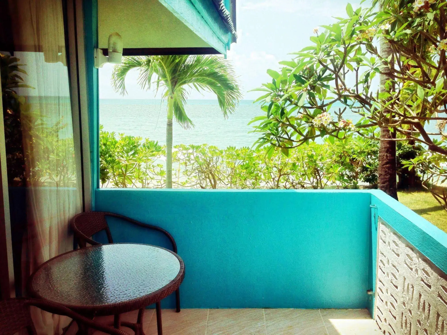 Blu' Beach Bungalows