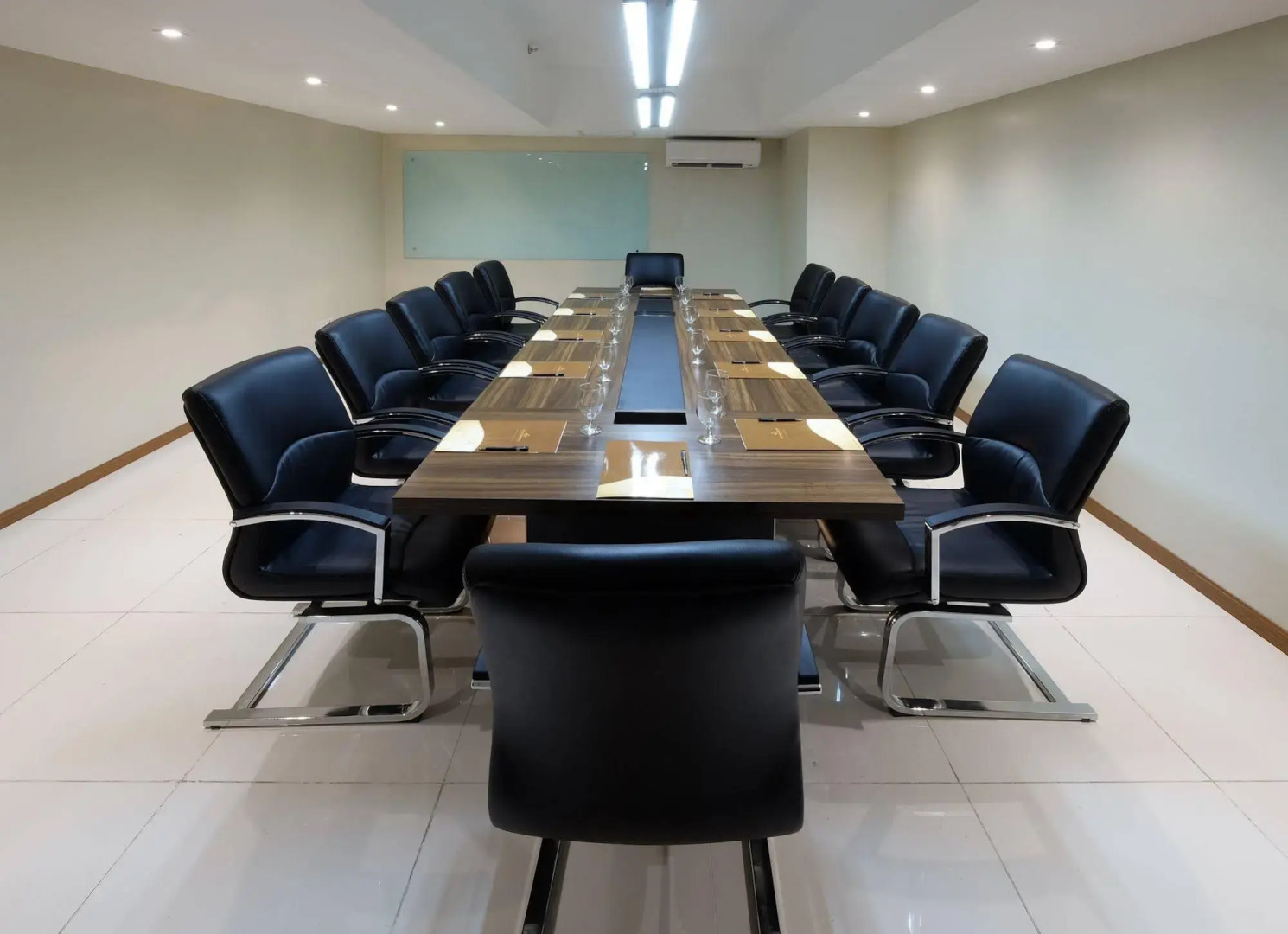 Golden Prince Hotel and Suites