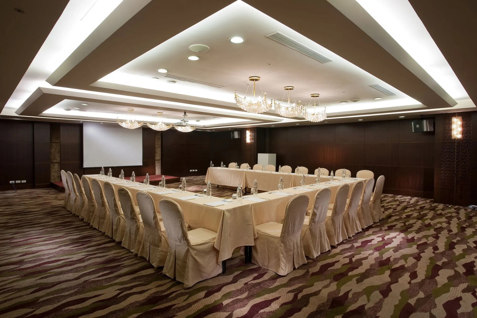 Queena Plaza Hotel Tainan