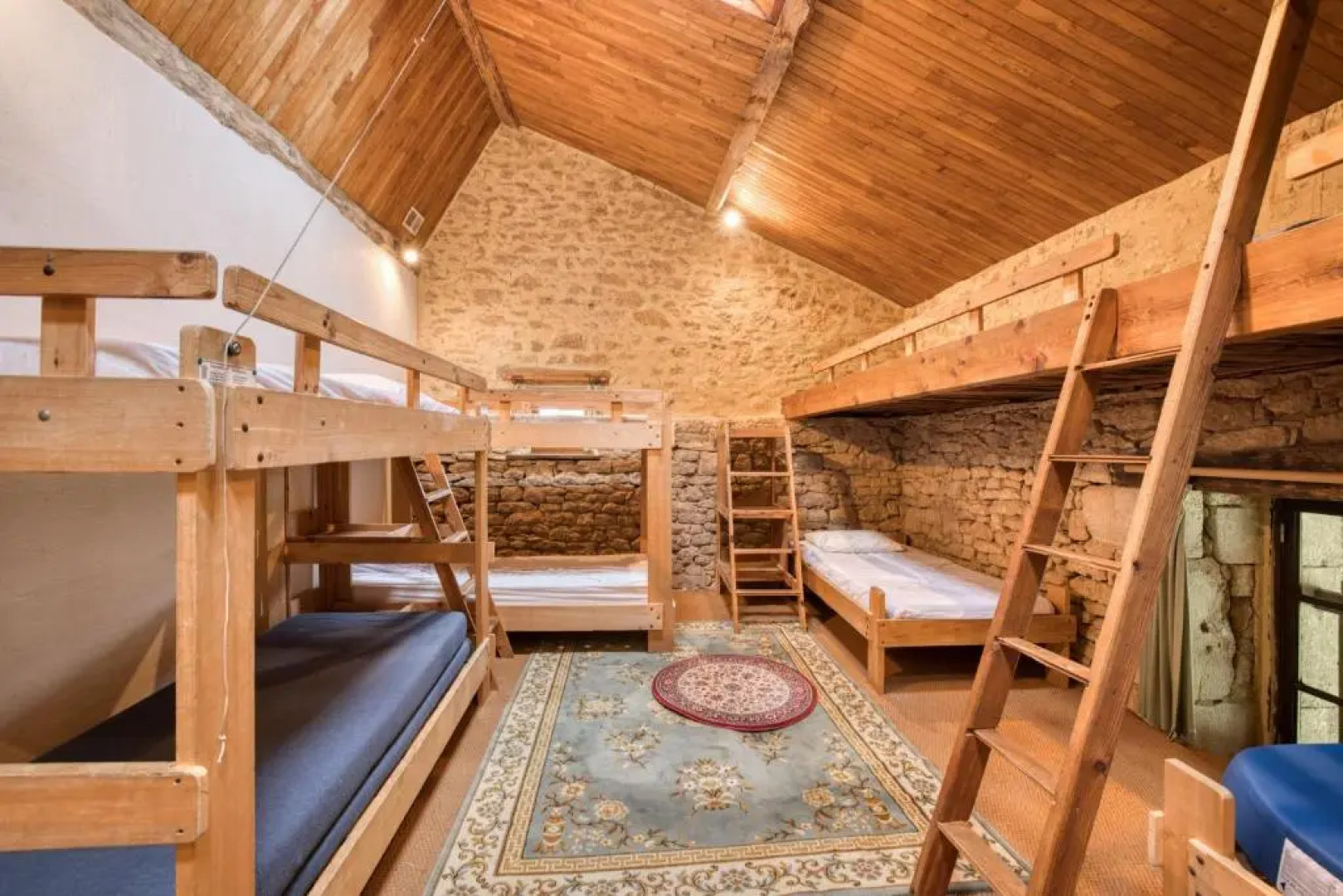 Maison de 4 chambres avec terrasse amenagee et wifi a Gavaudun