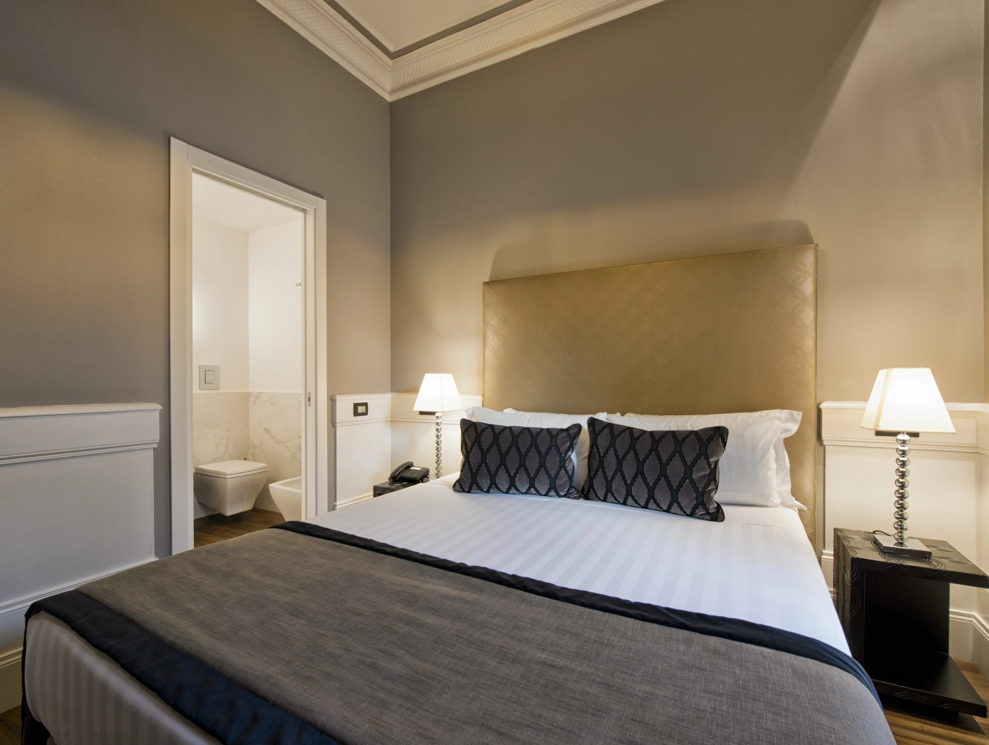 Отель The Independent Suites