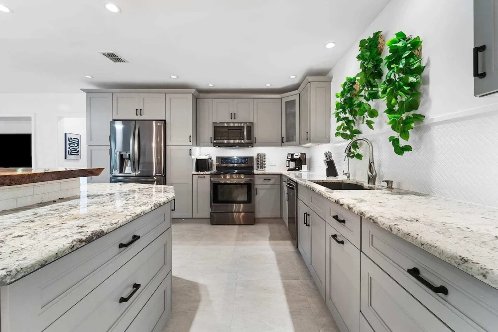 Spacious 8BR w/ Guesthouse + Pool & Tons of Games